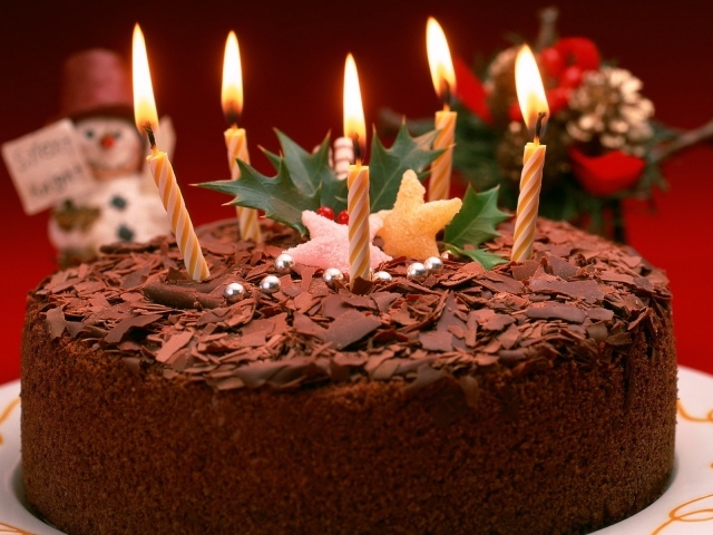  Торт со свечами на день рождения