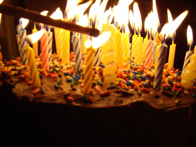 Свечи и торт на день рождения