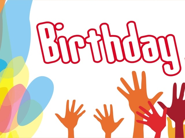 Весёлая картинка с поднятыми руками на день рождения