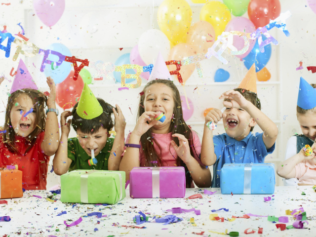 Дети с подарками на день рождения