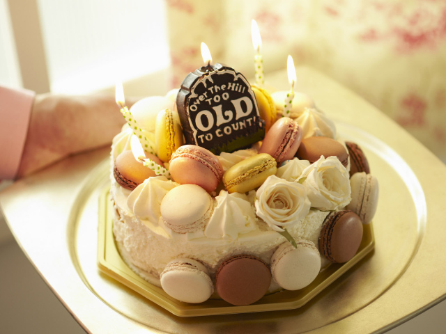 Торт с французскими макарунами на день рождения