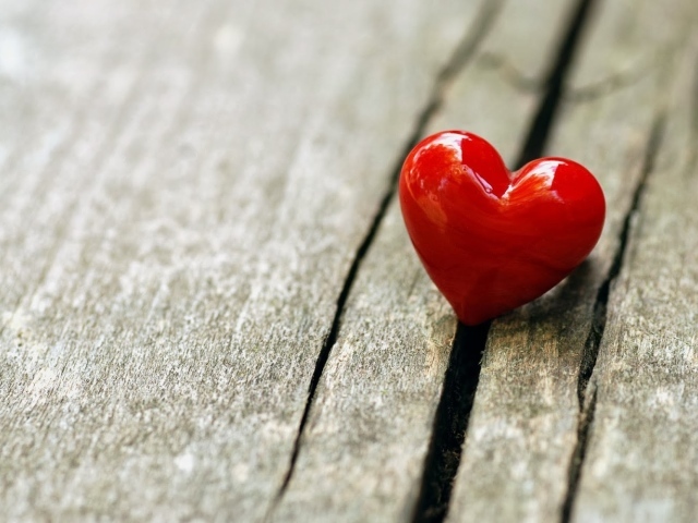 Красное сердце на день рождения