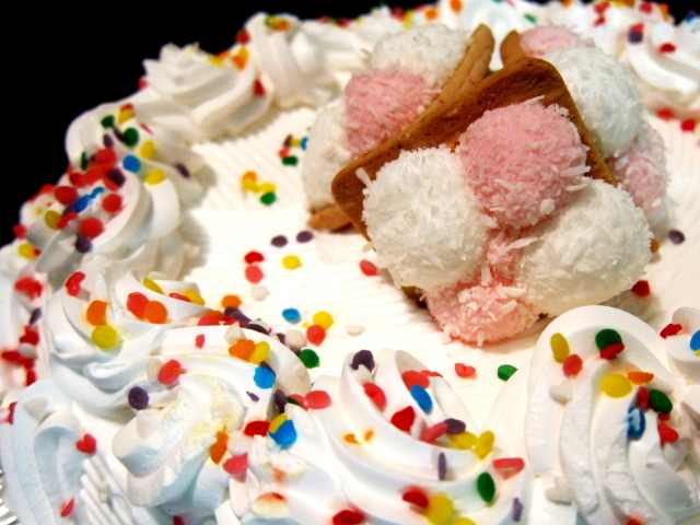 Вкусный торт с кремом на день рождения