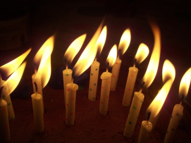 Пламя свечей на день рождения