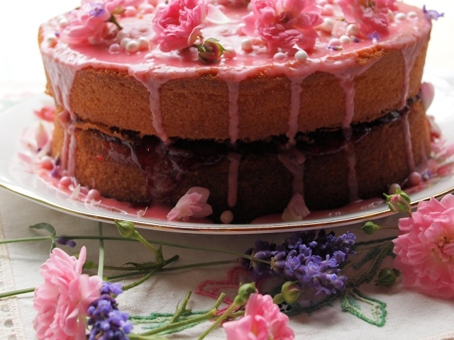 Большой торт ко дню рождения