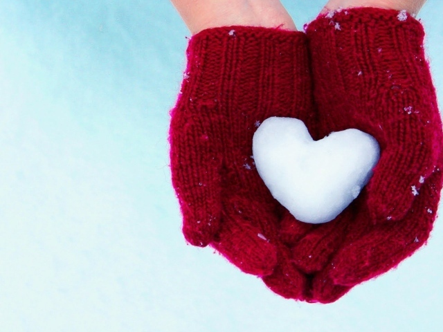 Сердечко из снега