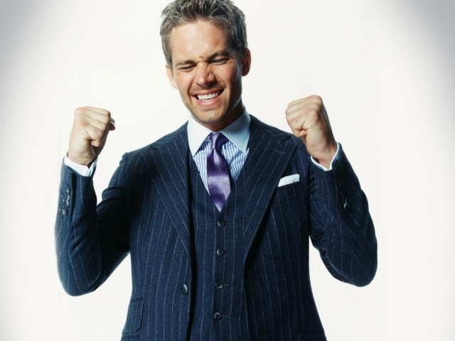 Известный актер Пол Уокер в красивом костюме