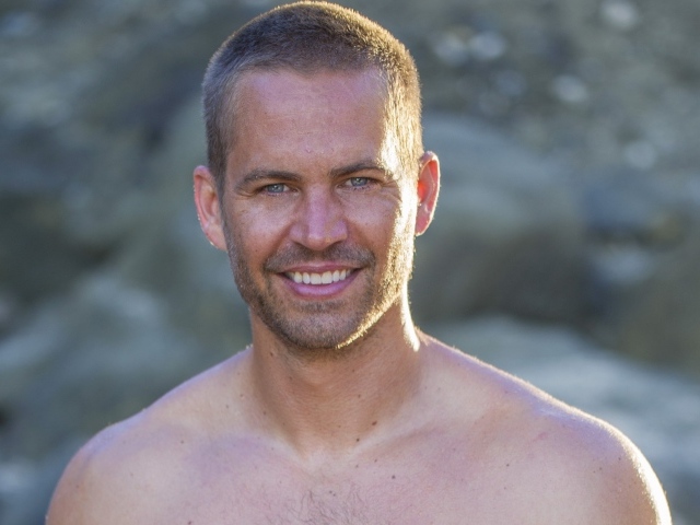 Известный актер из фильма Форсаж Пол Уокер около водопада