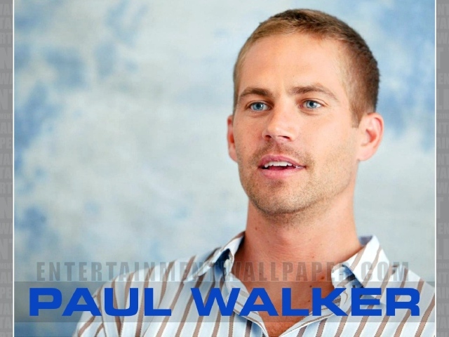  Известный актер из фильма Форсаж Пол Уокер на фоне неба