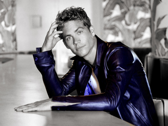 Пол Уокер в фиолетовой куртке