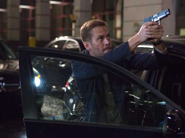 Пол Уокер с пистолетом