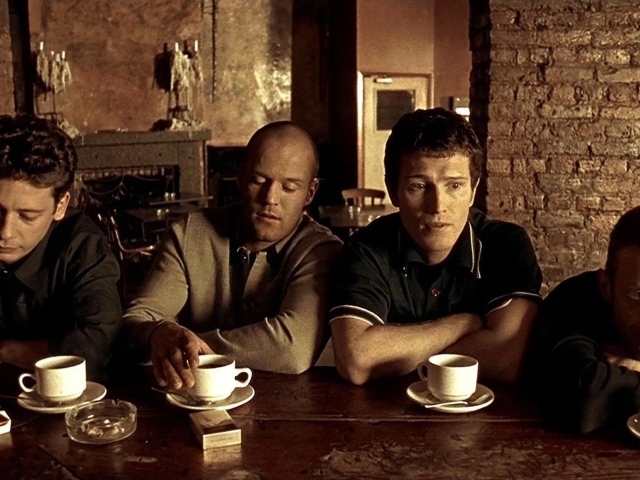 Карты, деньги, два ствола пьют кофе