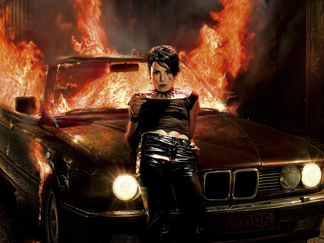 Девушка у горящей машины