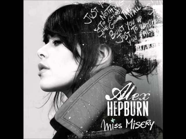 Alex Hepburn на черно-белом фоне