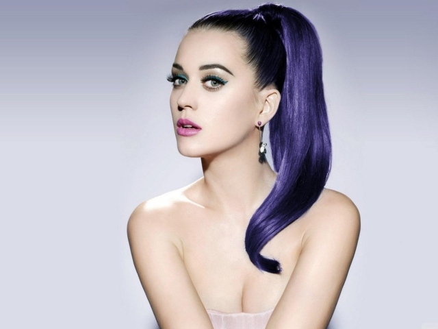 Красивая певица Кэти Перри на светлом фоне