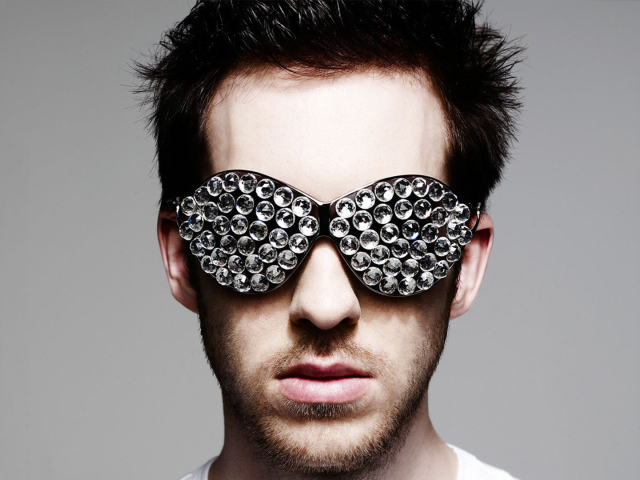 Calvin Harris в очках с диамантами