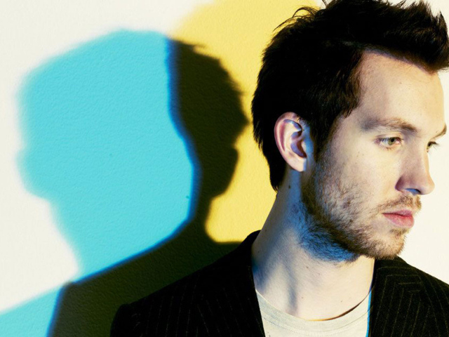 Calvin Harris на фоне цветных теней