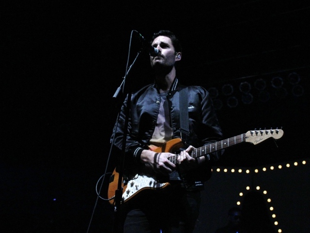 Фронтмен Capital Cities поет