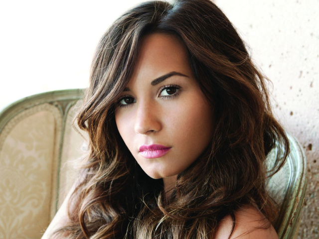 Demi Lovato в кресле