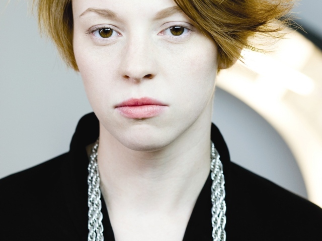 La Roux в серебряной цепочке