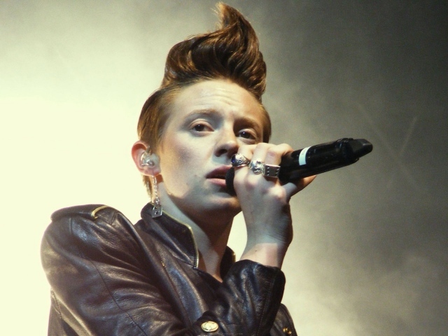 La Roux поет свои песни