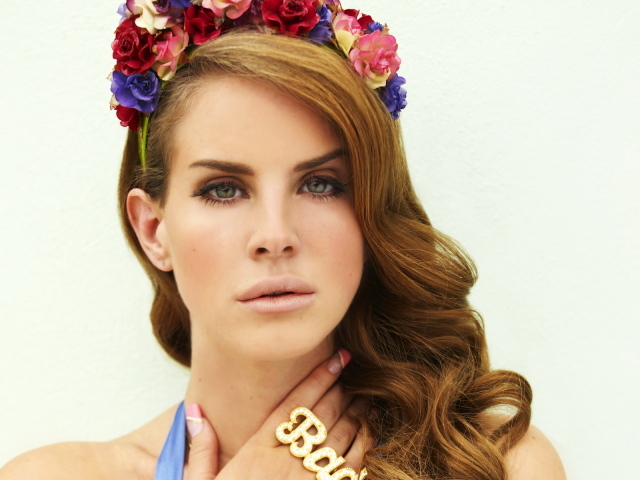 Lana Del Rey в цветочной короне