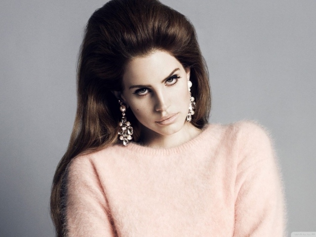 Lana Del Rey прекрасный розовый свитер