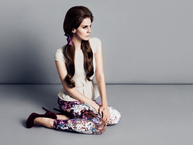 Lana Del Rey, сидя на полу