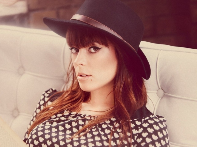 Ленка в черной шляпке