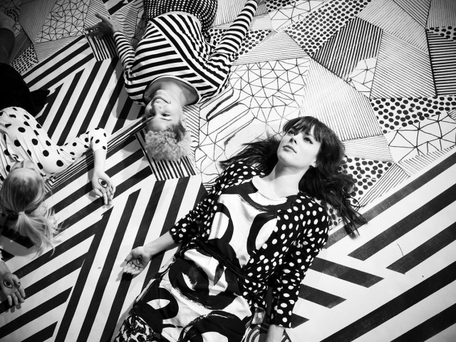 Ленка на фоне абстракции