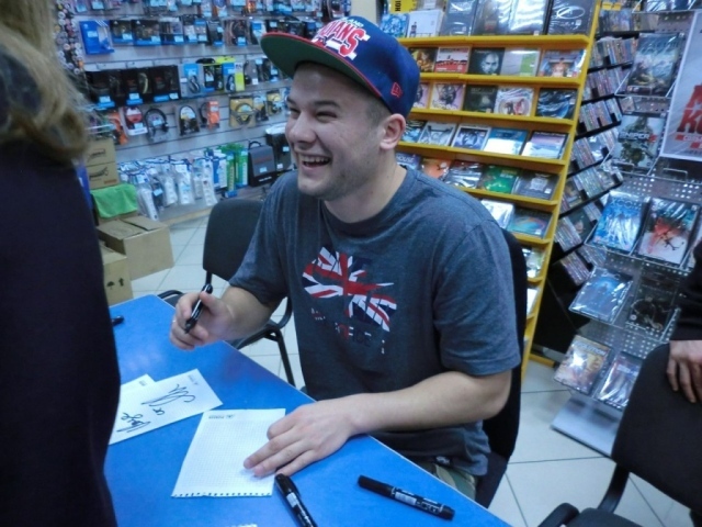 Макс Корж дает автограф