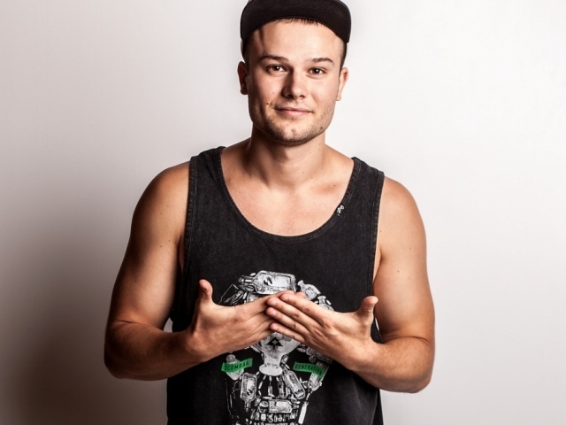 Макс Корж в черной майке