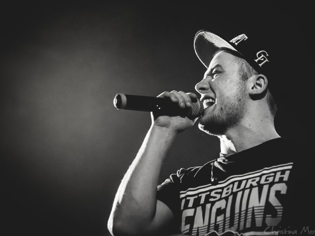 Макс Корж с микрофоном