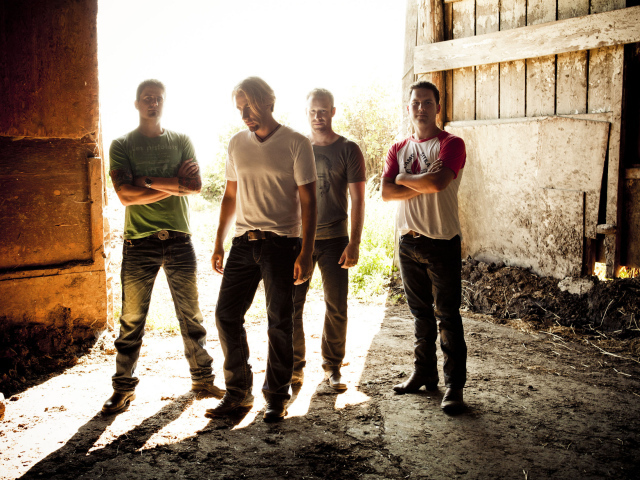 Никэлбек в сарае