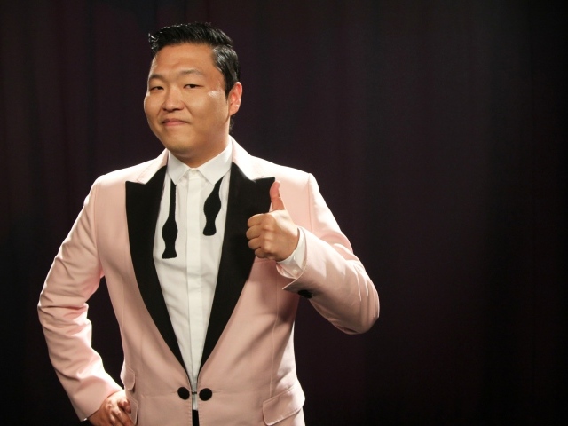 PSY в костюме