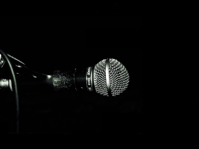 Профессиональный микрофон на черном фоне