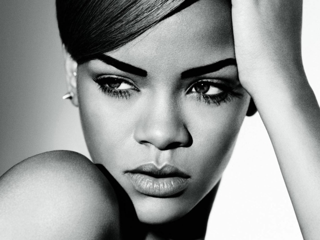 Rihanna сердитый взгляд