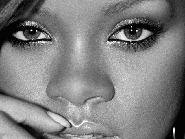 Rihanna глаза крупным планом