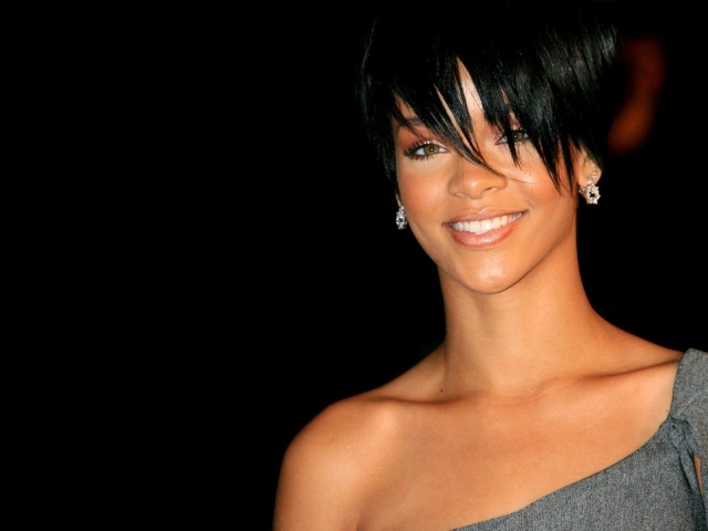  Rihanna с милой улыбкой
