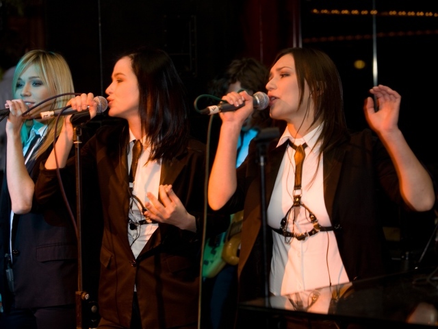 Группа Серебро исполняет песню Mi mi mi