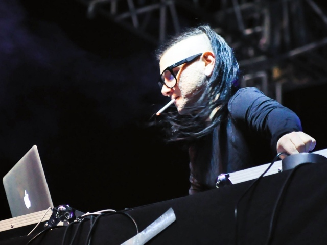 Skrillex курит сигарету во время выступления