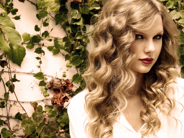 Taylor Swift в саду