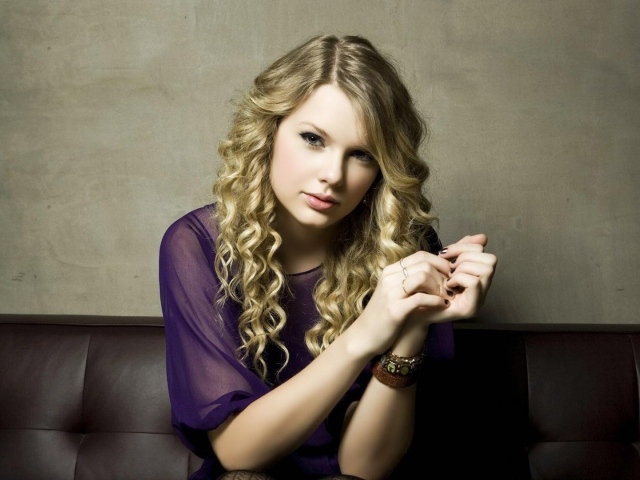 Taylor Swift в фиолетовой рубашке