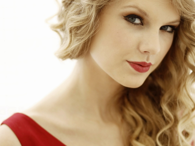 Taylor Swift в красном платье