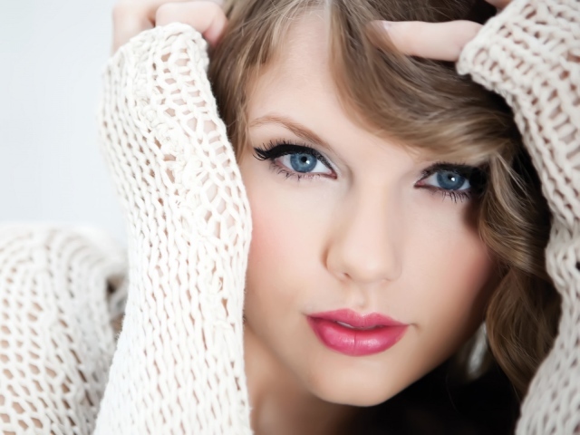 Taylor Swift в свитере