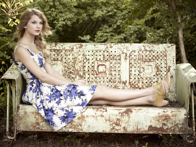 Taylor Swift на старой скамейке