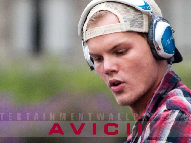 Avicii в наушниках