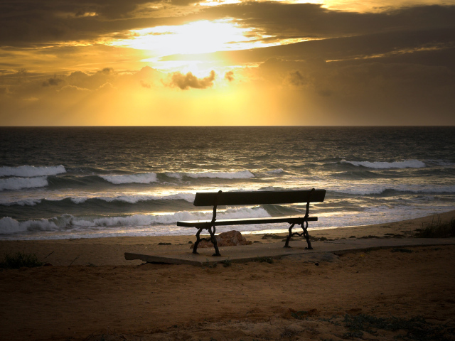 Лавочка на пляже