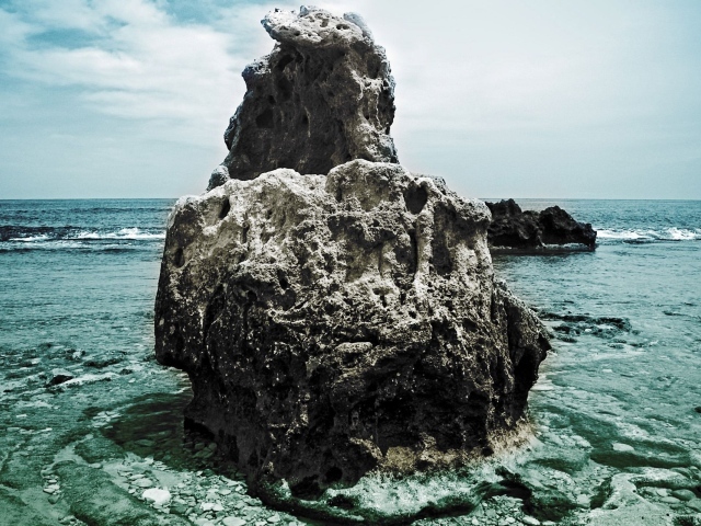 Камень в море