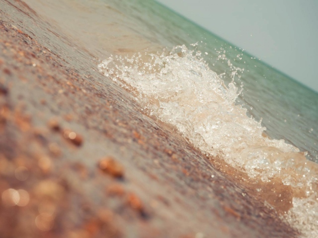 Волна у пляжа
